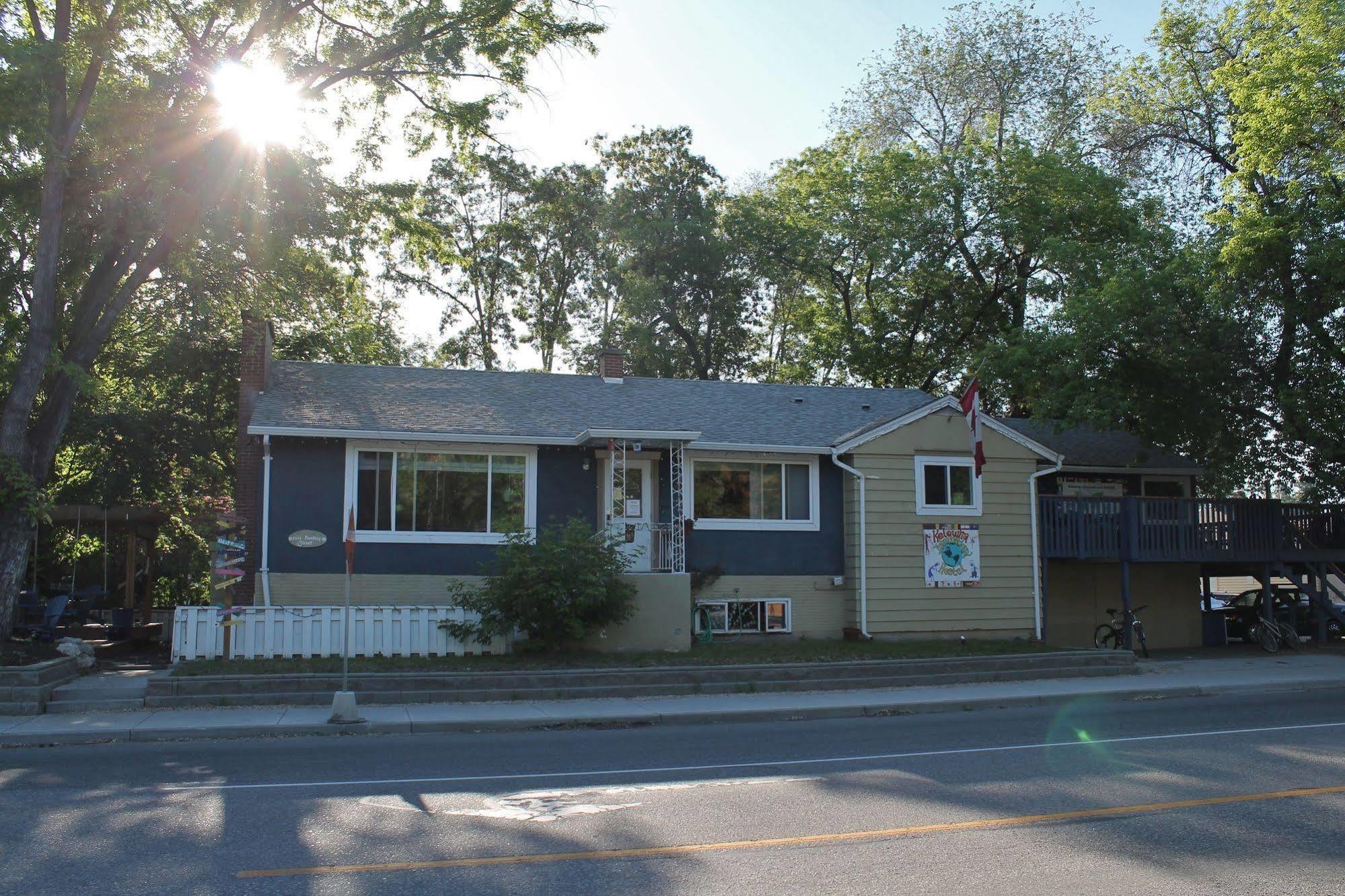 Kelowna International Hostel Exterior photo